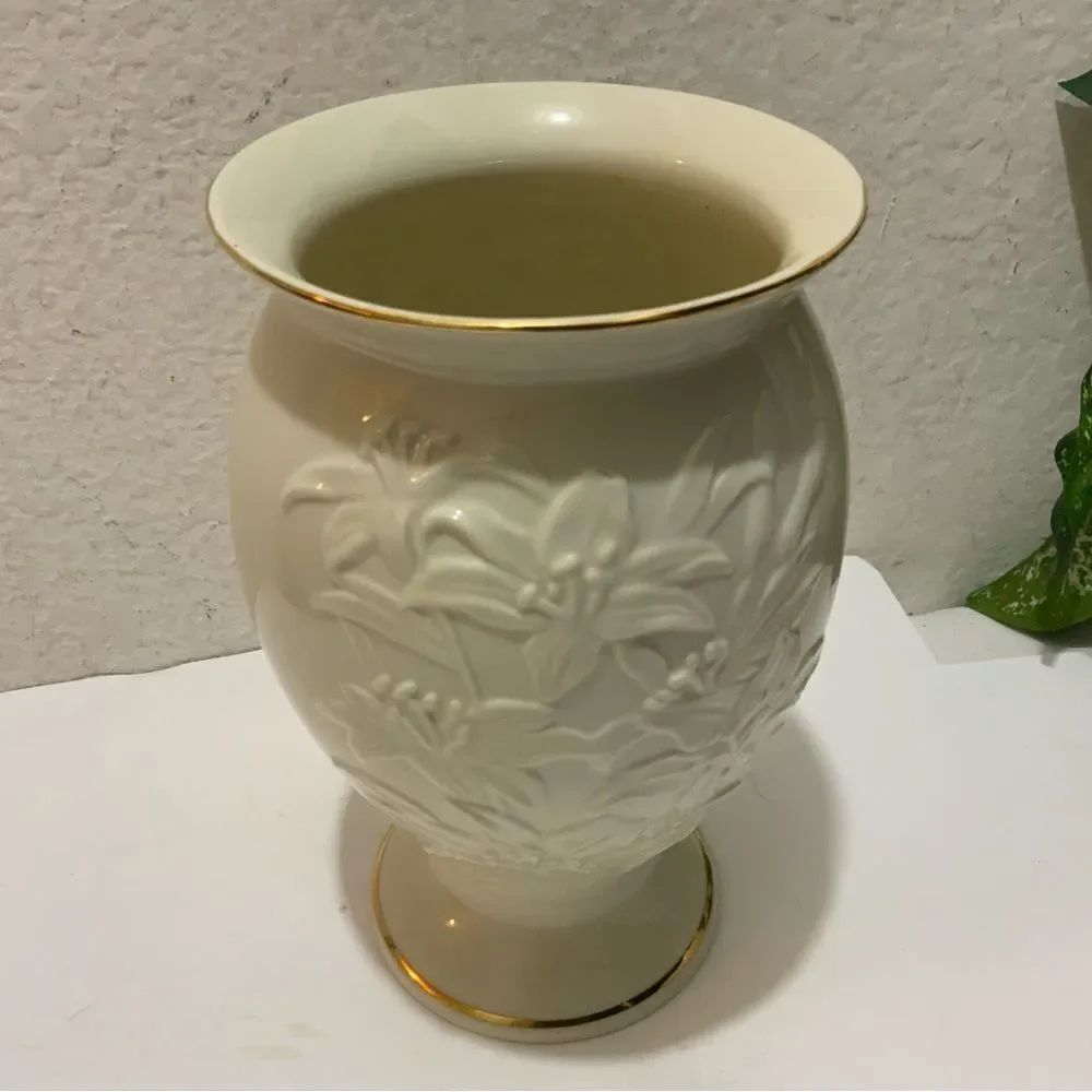 Lenox Embossed Lilly Floral 8" Tall Vase with 24 Karat Gold Trim b7